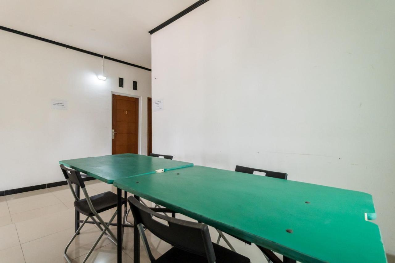 Reddoorz Near Terminal Bubulak Hotel