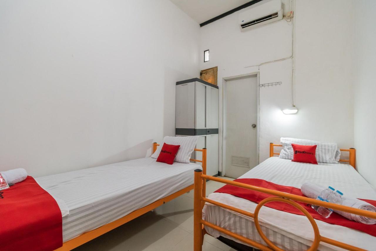 Reddoorz Near Terminal Bubulak Hotel 2*